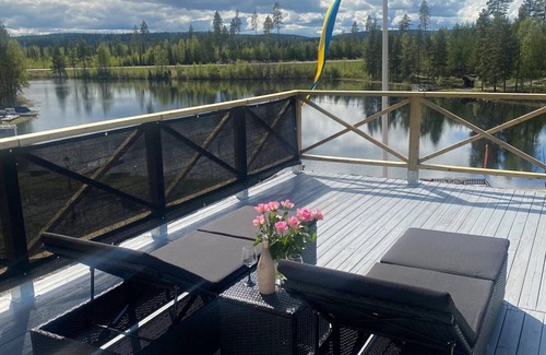 Hällfors House | Modern cottage with fantastic lakeside location
