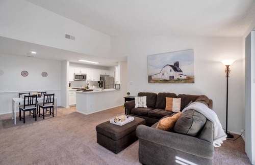 Beverly Woods Apartment | Modern Country Retreat | South Park |