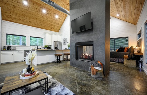 Broken Bow Cabin | Modern Couples Getaway