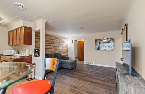 Shelby Township Apartment | Modern Cozy 2b apt in Shelby Twp