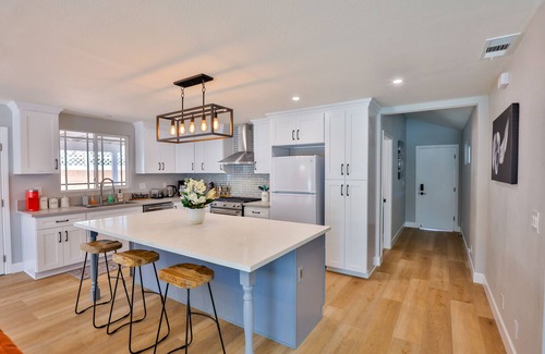 Southeast Anaheim House | Modern Cozy Family Vacation Home with yard and fireplace