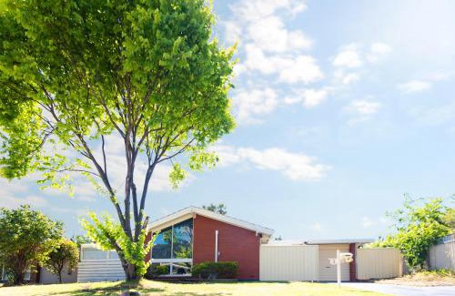 Paradise Villa | Modern Cozy Retreat-4Bedroom, Full Kitchen, Coffee Machine, Cot, Pets allowed-Fully Fenced,FreeWifi, Netflix, 2TV
