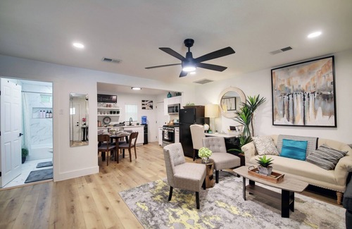 Galindo House | Modern, Cozy, & Stylish Downtown Retreat - 5 Star Location & Amenities!