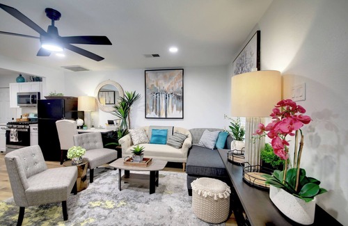 Galindo House | Modern, Cozy, & Stylish Downtown Retreat - 5 Star Location & Amenities!