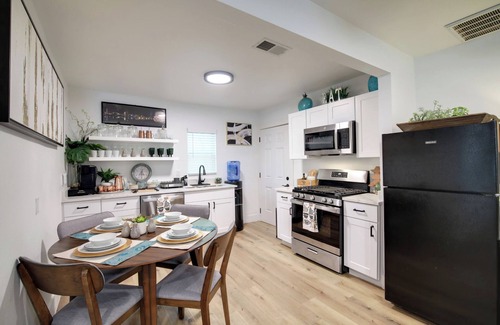 Galindo House | Modern, Cozy, & Stylish Downtown Retreat - 5 Star Location & Amenities!