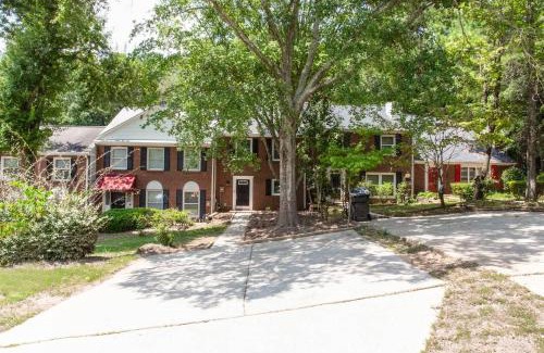 Roswell House | Modern + Cozy Townhome - minutes to Avalon w/king