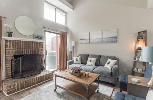 Cameron Wood Apartment | Modern Cozy Townhome