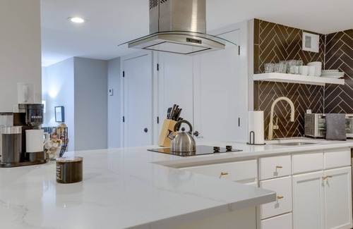 Belvedere Park Apartment | Modern Decatur Getaway ~ 8 Mi to Downtown Atlanta!