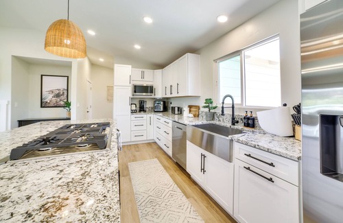Del Rey Oaks House | Modern Del Rey Oaks Retreat: 2 Mi to Monterey Bay!