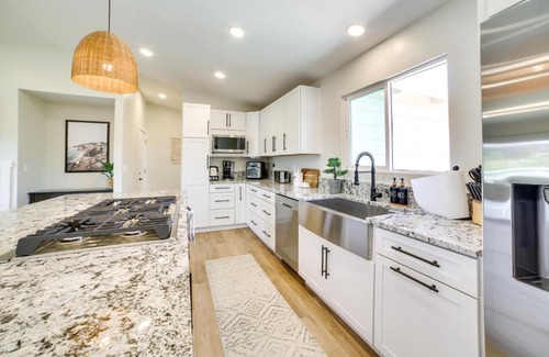 Del Rey Oaks House | Modern Del Rey Oaks Retreat 2 Mi to Monterey Bay!