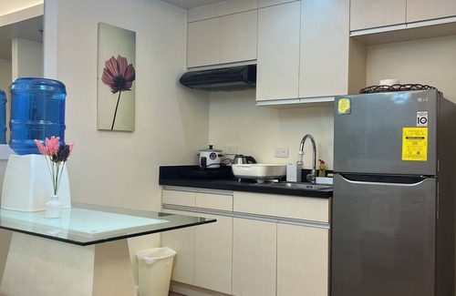 Poblacion District Condo | Modern deluxe studio unit Abreeza Place, with WiFi/Netflix in Davao City