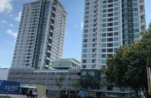 Poblacion District Condo | Modern deluxe studio unit Abreeza Place, with WiFi/Netflix in Davao City