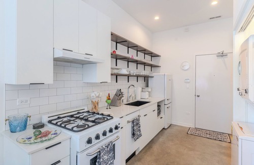Oak Park Apartment | Modern Deluxe Studio Suite in lovely Oak Park!