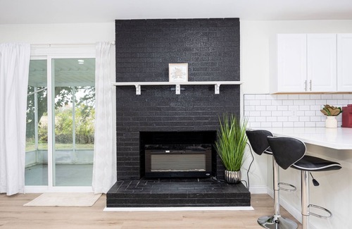 Norwich House | Modern Elegance Spacious 4BR with Hot Tub and screened porch & Pool Table