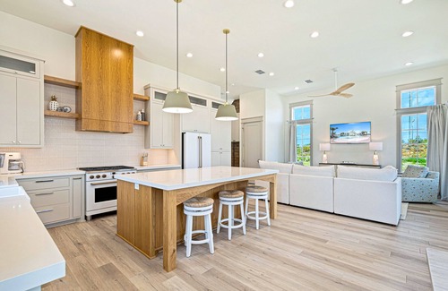 Port Aransas House | Modern & Elegant home w/access to Palmilla Beach Resort golf, pool, beach