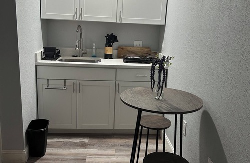 Pine Hills Apartment | Modern en-suite studio with shared pool in vibrant Orlando