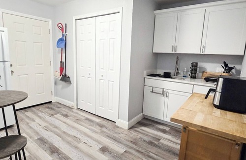 Pine Hills Apartment | Modern en-suite studio with shared pool in vibrant Orlando