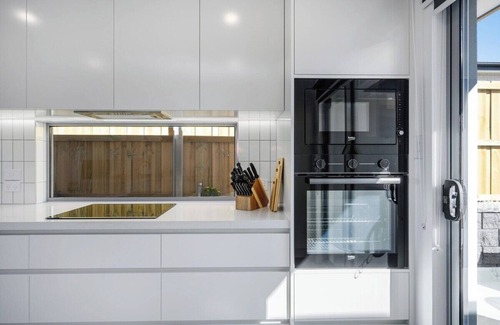 Rokeby House | Modern Escape, 2 Bed/Bath 12km to CBD/Airport