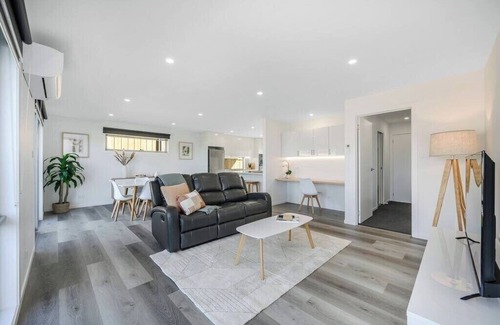 Rokeby House | Modern Escape, 2 Bed/Bath 12km to CBD/Airport