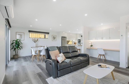 Rokeby House | Modern Escape, 2 Bed/Bath 12km to CBD/Airport