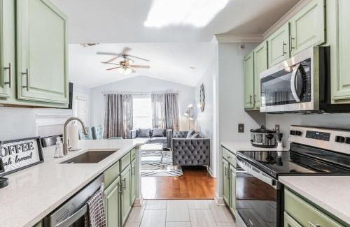 New Tampa Apartment | Modern Escape Cali King Beds EV Chargers Available