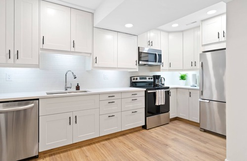 Port Moody House | Modern Executive Suite w/Hot Tub and Forest View