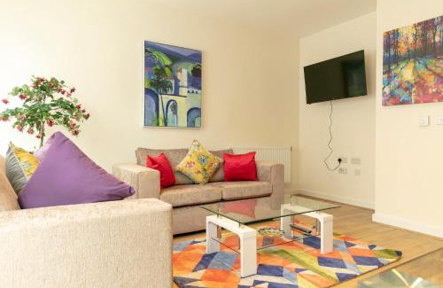Trumpington Apartment | Modern & Exquisite Trumpington Townhouse with Parking & 5 mins to Papworth hospital