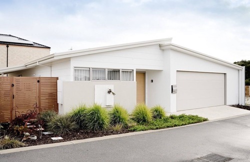 Collingwood Park House | Modern, family friendly home walking distance from Middleton Beach