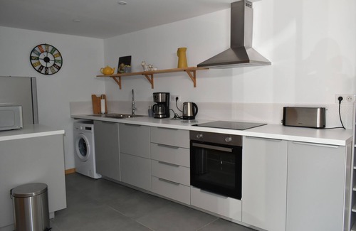 Marquay Apartment | Modern family gite, with pool and jacuzzi, close to Dordogne and Vezere Valleys.