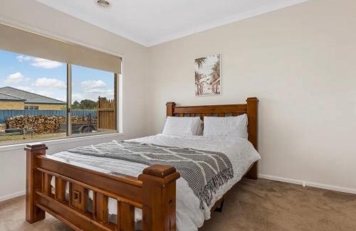 Carisbrook House | Modern family home with pool