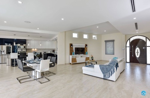 Noord Villa | Modern Family Villa 4 bed-4. 5 bath -Pool, AC, BBQ, Free WiFi, Beach chairs!