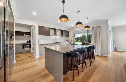 Yatte Yattah House | Modern Farm Stay - South Coast