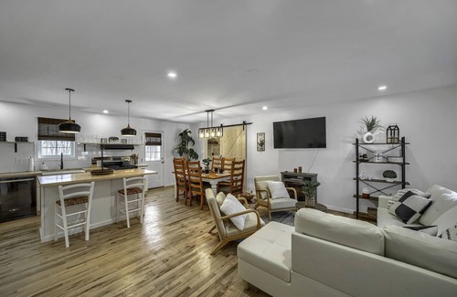 Monroe Villa | MODERN FARMHOUSE HOME ON 5-ACRE DREAM PROPERTY
