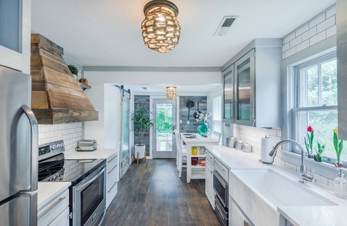 Harrison House | Modern Farmhouse, near downtown, walk to Creekside Community Center