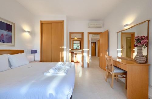Telheiro Apartment | Modern flat in gated complex with pool #1927