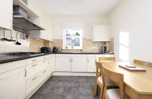 Dunbar Apartment | Modern Flat with Free Parking