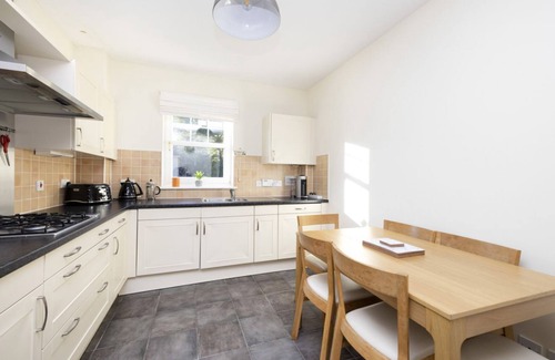 Dunbar Apartment | Modern Flat with Free Parking