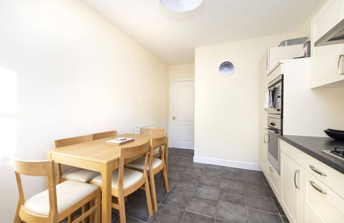 Dunbar Apartment | Modern Flat with Free Parking