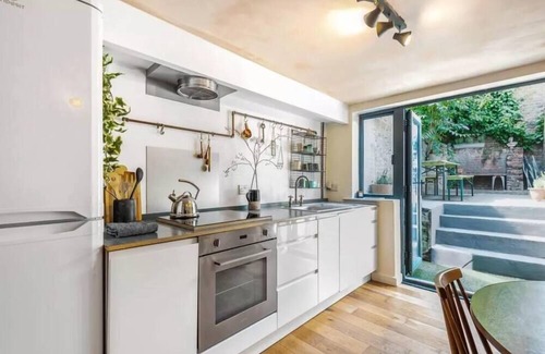 Camberwell Apartment | Modern flat with KING bed, garden & outdoor dining