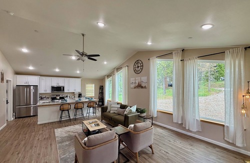 Mariposa House | Modern Forest Escape with Private Meadow 1 hr Yosemite Home Away From Home