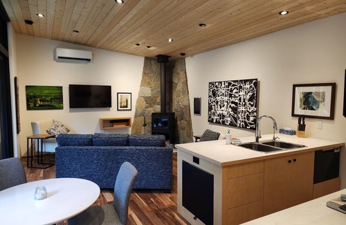 Madeira Park Cabin | Modern Forest Guest Suite - Accessible Seclusion!