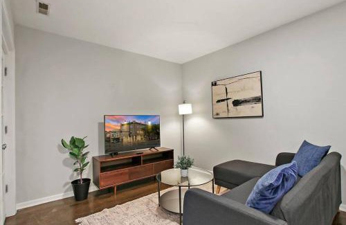 Chicago Apartment | Modern & Furnished 2BR Apt with In-unit Laundry - Sunnyside 2E