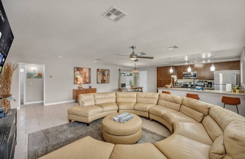 Rancho Oakey House | Modern Gem near Down Town