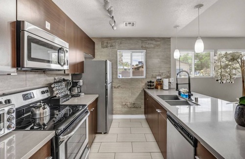 Rancho Oakey House | Modern Gem near Down Town
