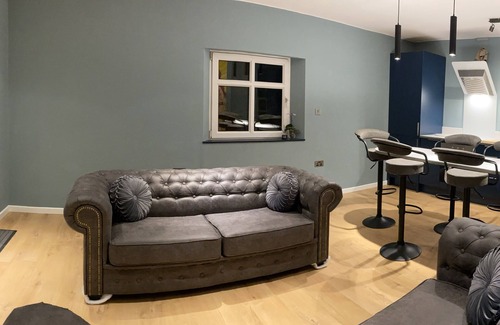 Forsbrook Apartment | Modern Holiday Flat above Cosy Village pub & Restaurant