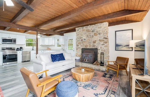Kabletown Ski Chalet | Modern Harpers Ferry Cabin w Hot Tub, Deck, WiFi!