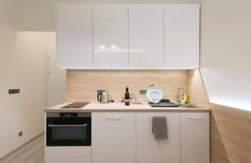 Prague 4 Apartment | ❖ 𝑴𝒐𝒅𝒆𝒓𝒏 𝑯𝒊𝒅𝒆𝒂𝒘𝒂𝒚 ❖ 2 min to METRO WiFi & free Netflix