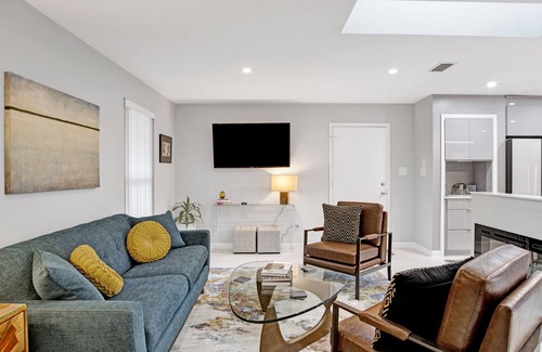 Fairhope House | Modern hideaway in Fairhope! Less than half mile to downtown.