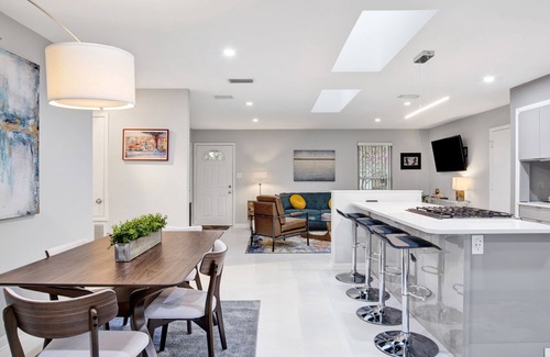 Fairhope House | Modern hideaway in Fairhope! Less than half mile to downtown.