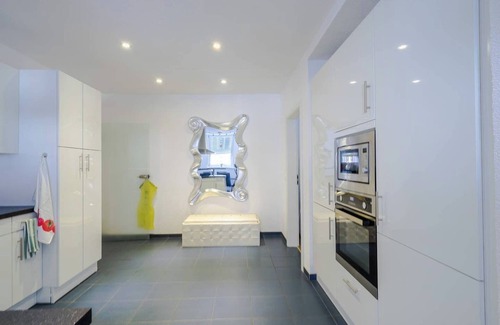 Altstadt Apartment | Modern Holiday Apartment "Konstanz City im Paradies" with Wi-Fi and Balcony